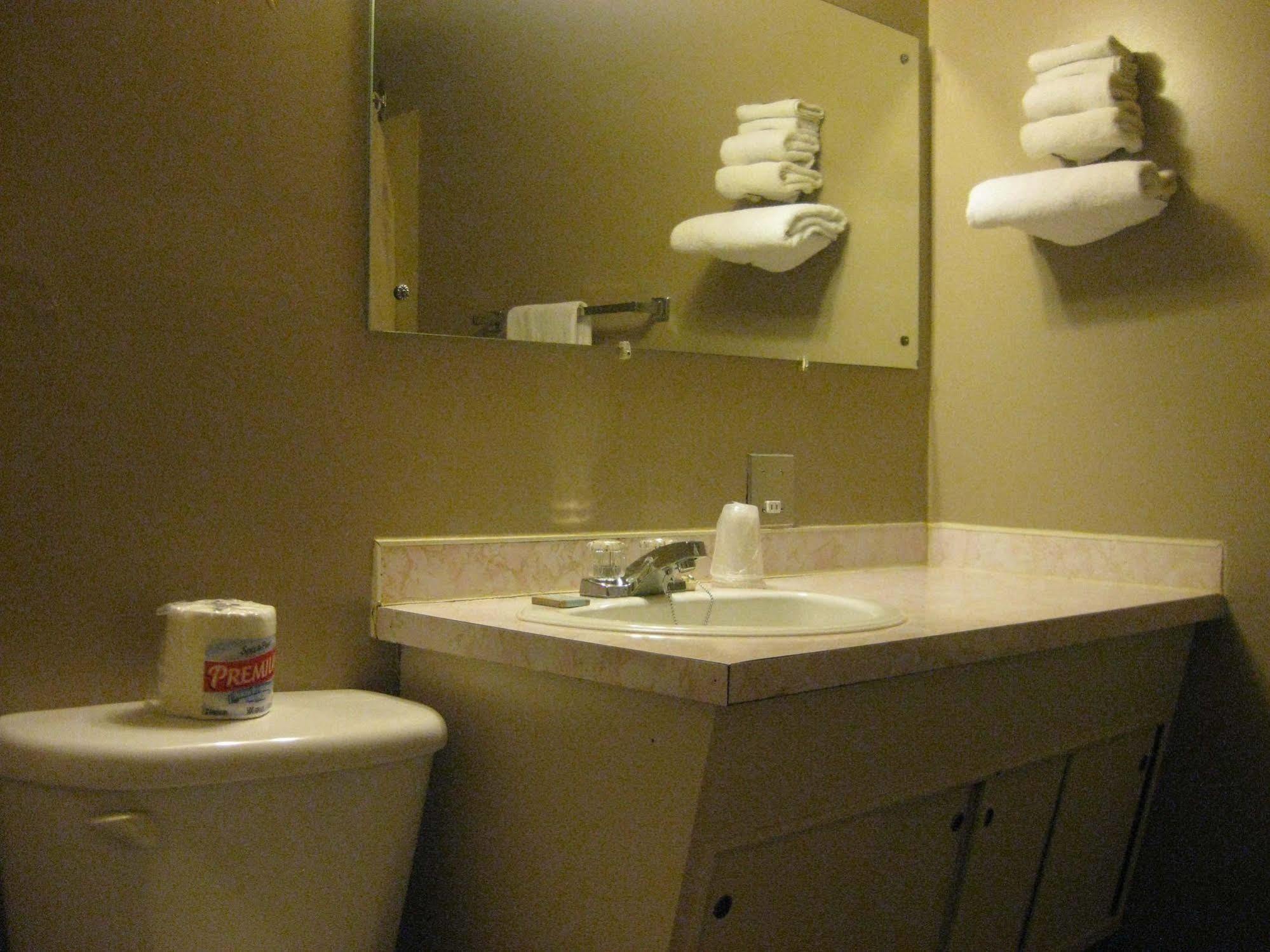 Hat Motel Medicine Hat Exteriör bild
